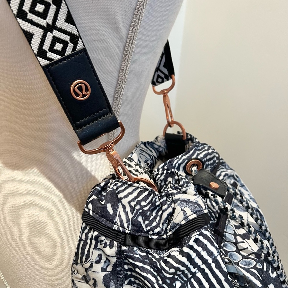 🤩 NWT Lululemon Diversity Bag Winged Mosaic White Naval Blue - Picture 7 of 16
